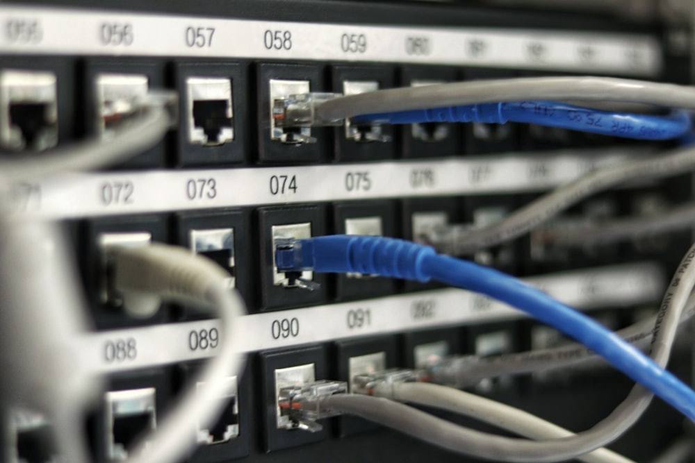 Patch panel e cabos de rede organizados em rack de provedor de internet