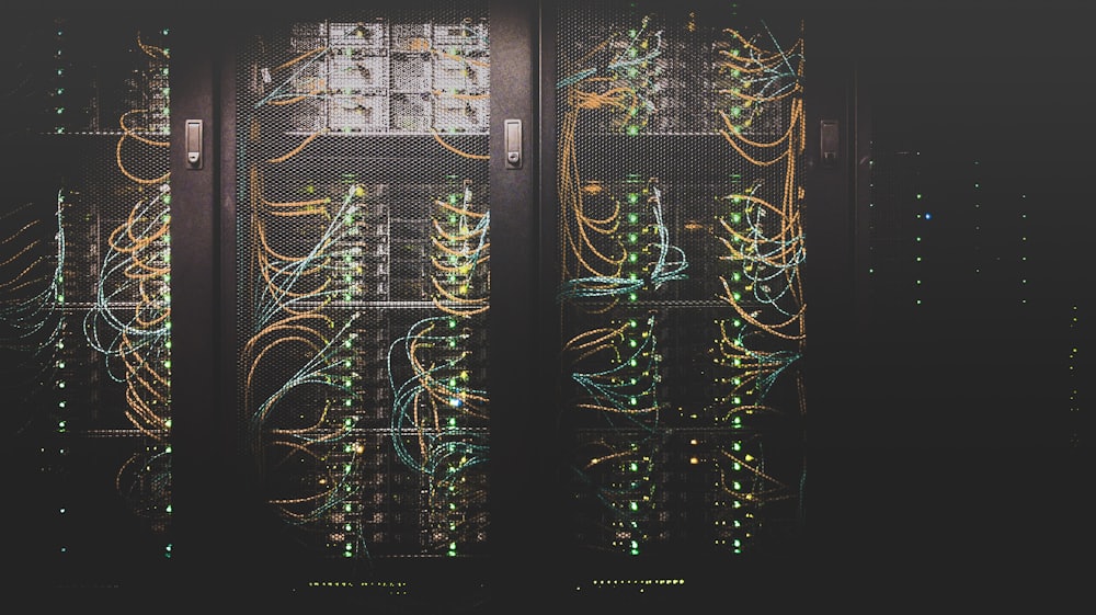 Corredor de data center com racks de servidores e luzes de status